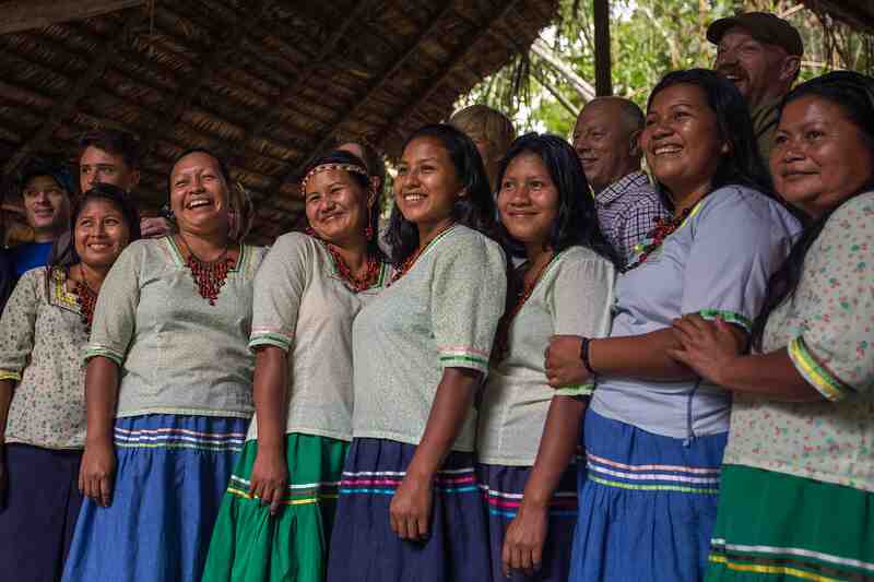 Visitantes que comparten una experiencia cultural con una comunidad amazónica