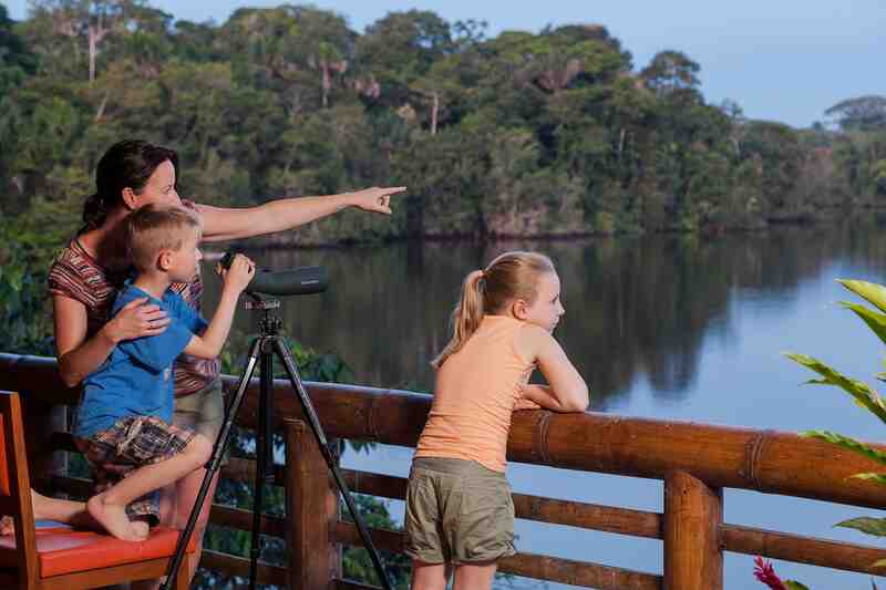 Una familia observa la vida silvestre desde un albergue ecológico en el Amazonas