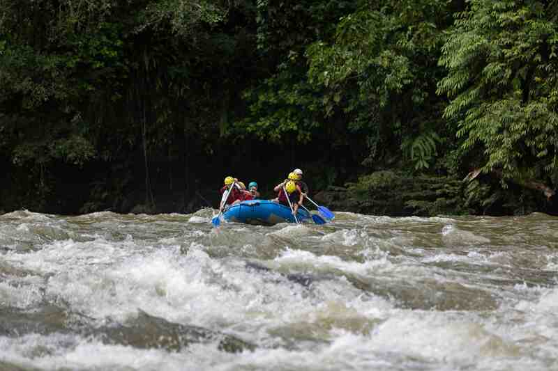 Viajeros haciendo rafting por los rápidos del Amazonas