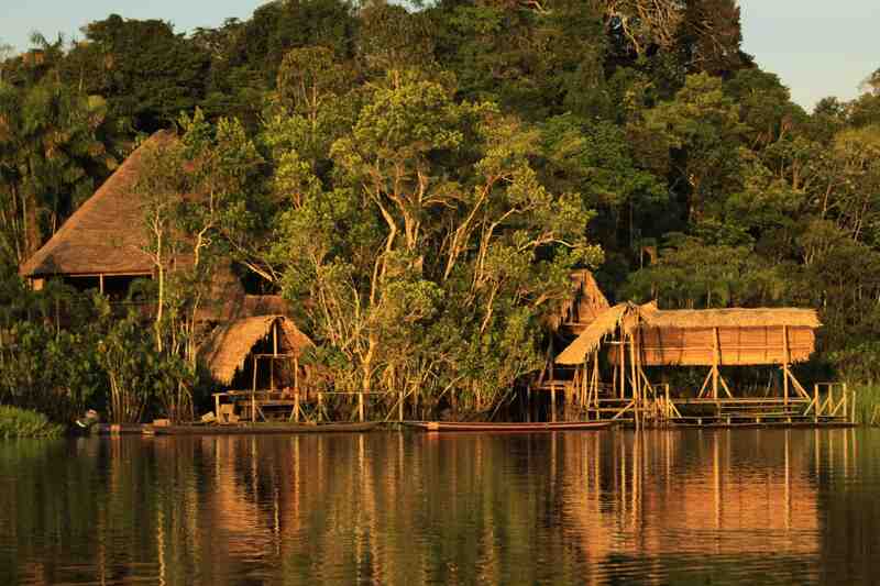 Albergue remoto en el río Amazonas a la hora dorada