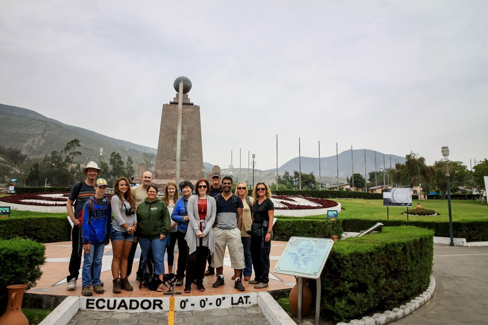 Grupo de turistas de Samay en el monumento de la Mitad del Mundo, en Ecuador