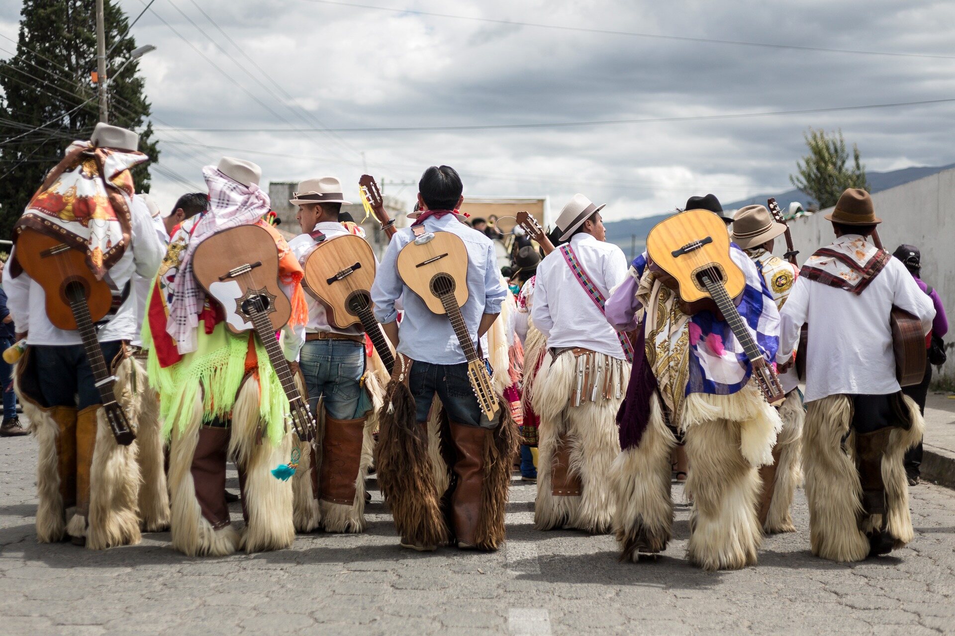 Músicos tradicionales ecuatorianos con sus guitarras durante una celebración local