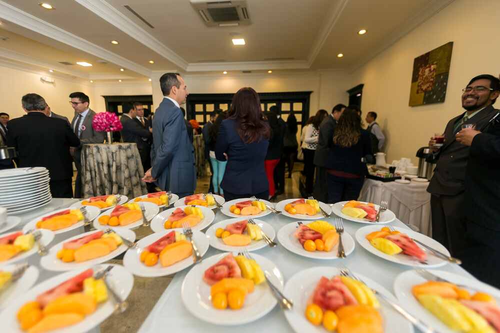 Invitados corporativos que asisten a una recepción con servicio de catering en Quito