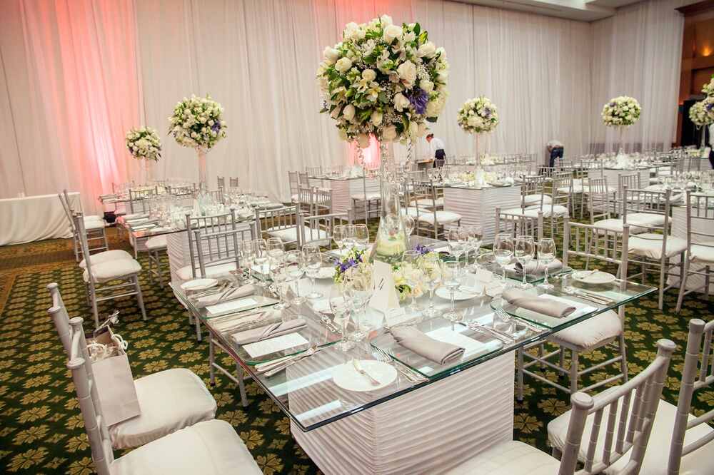 Elegantes mesas de gala preparadas para un evento corporativo en Ecuador