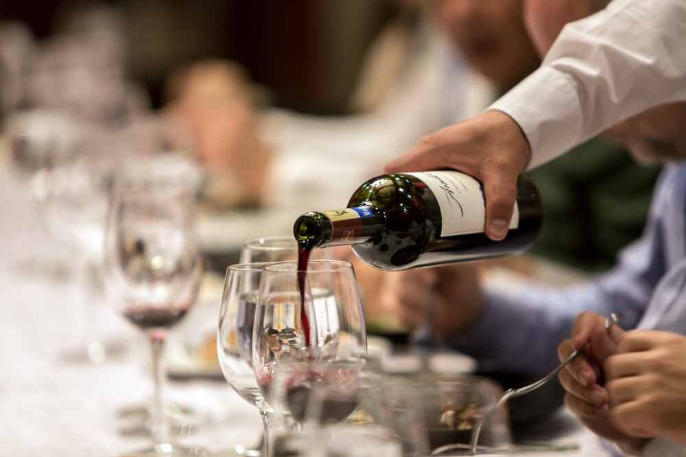 Servicio de vinos durante una cena de negocios en Ecuador