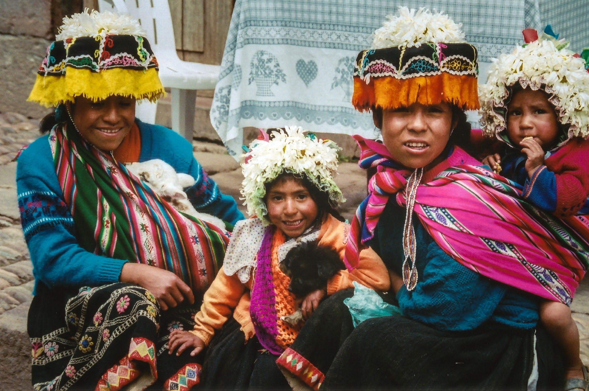 Familia andina con coloridos trajes tradicionales