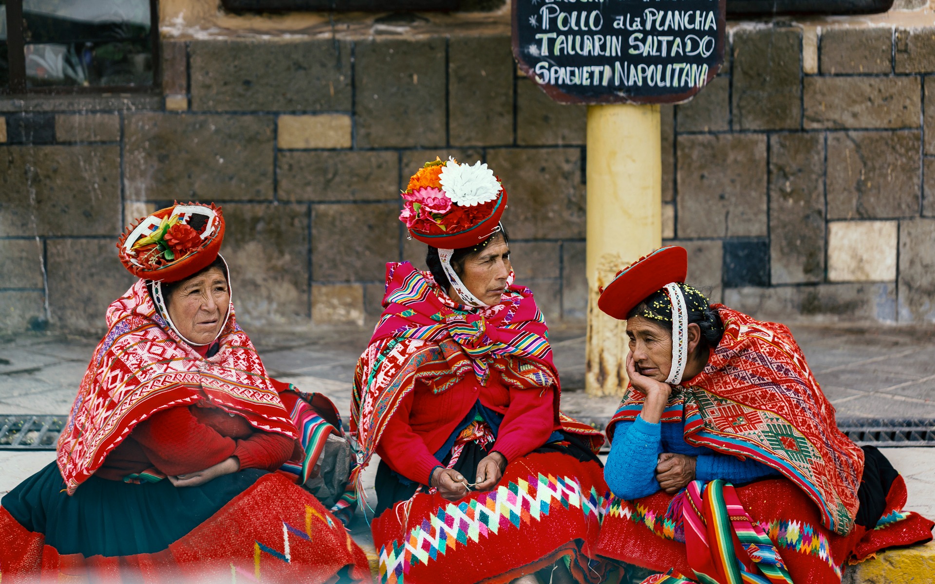 Mujeres andinas con trajes tradicionales en Perú