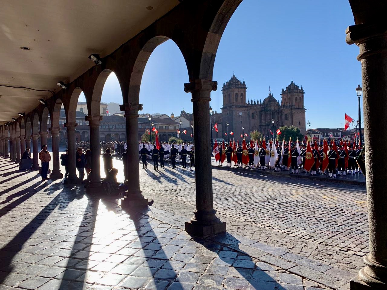 La Plaza de Armas de Cusco vista a través de las arcadas de piedra
