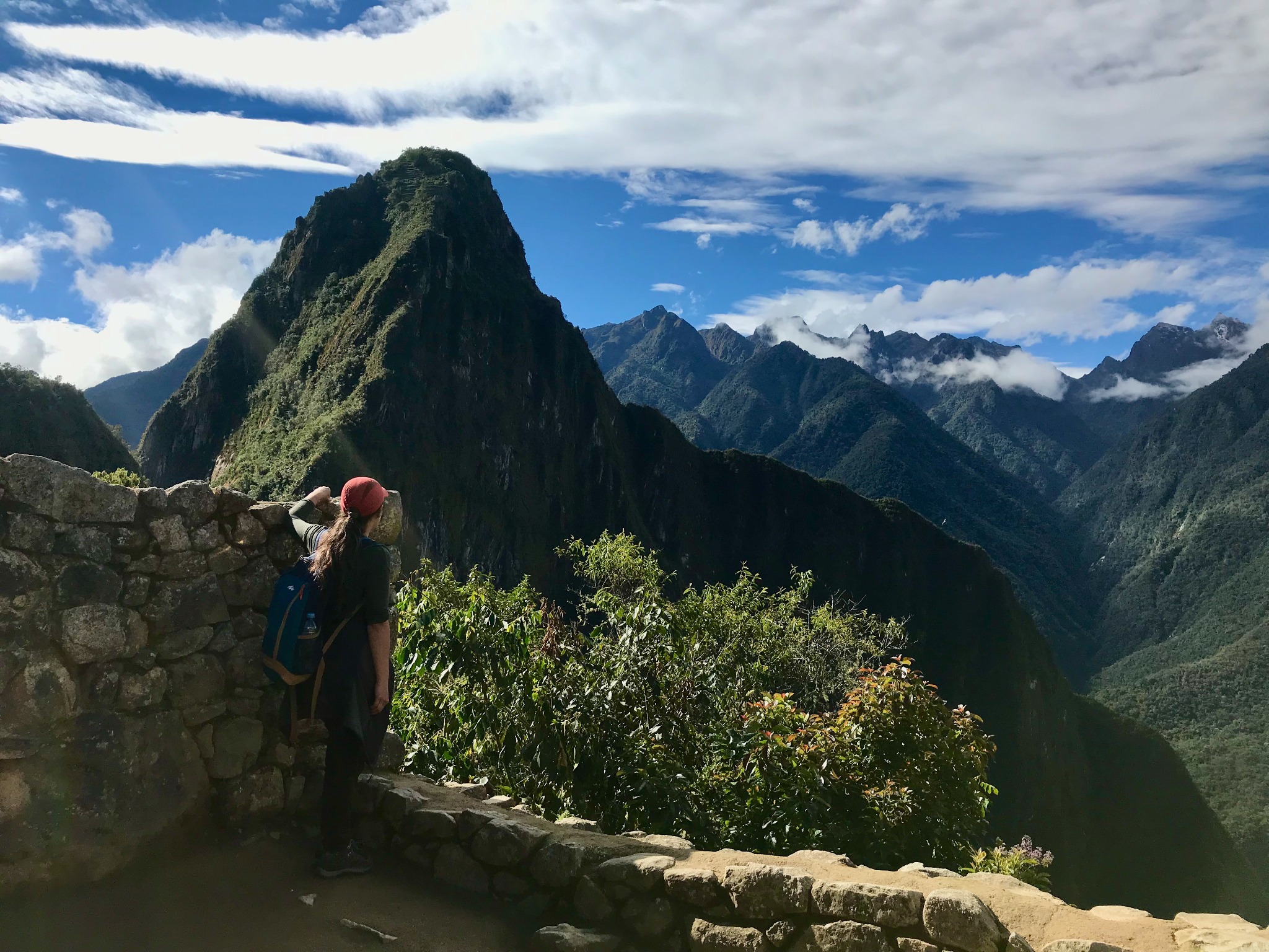 Viajero contemplando las montañas de Machu Picchu