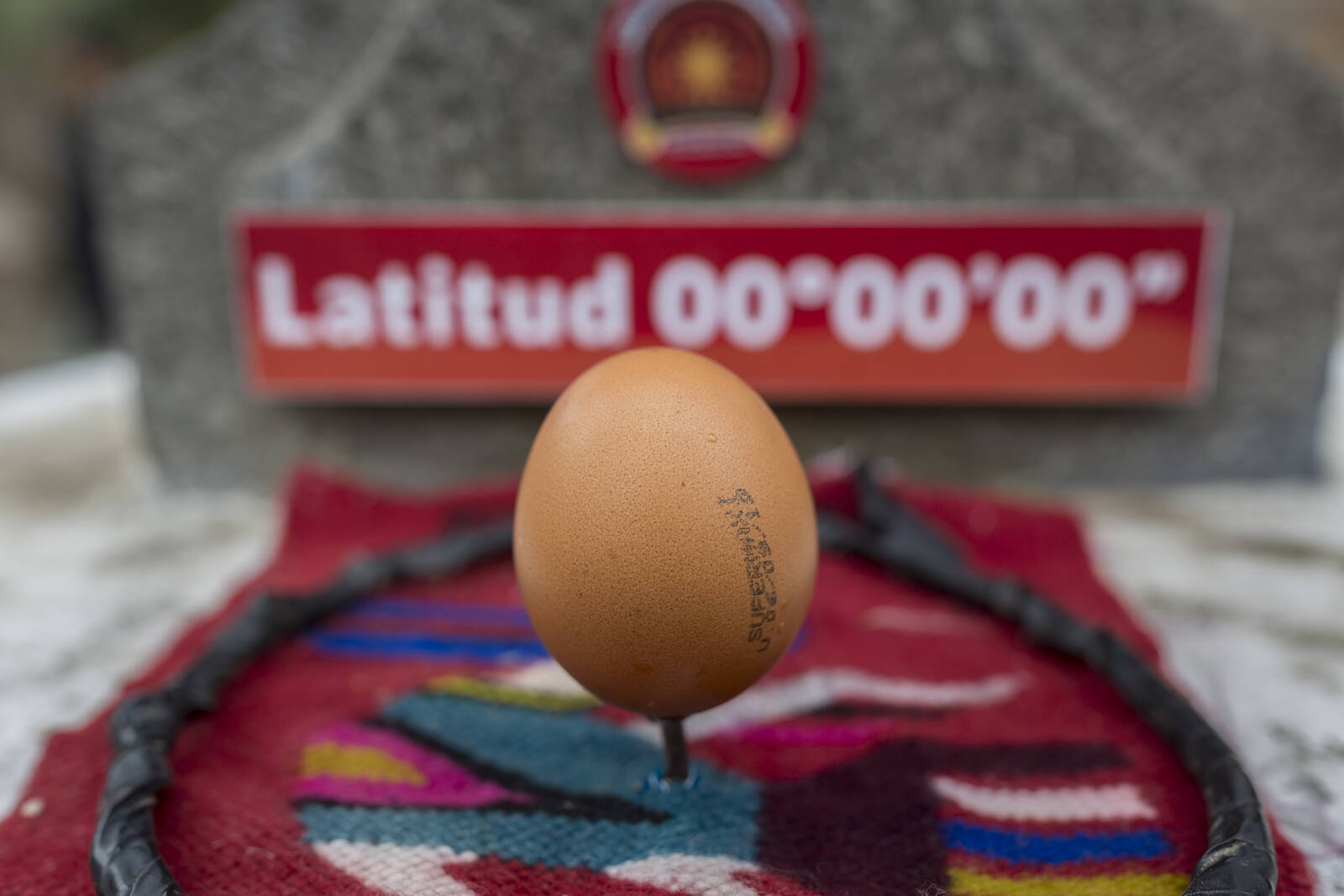 Un huevo se mantuvo en equilibrio en posición vertical durante una demostración interactiva sobre la latitud cero cerca de Quito, Ecuador