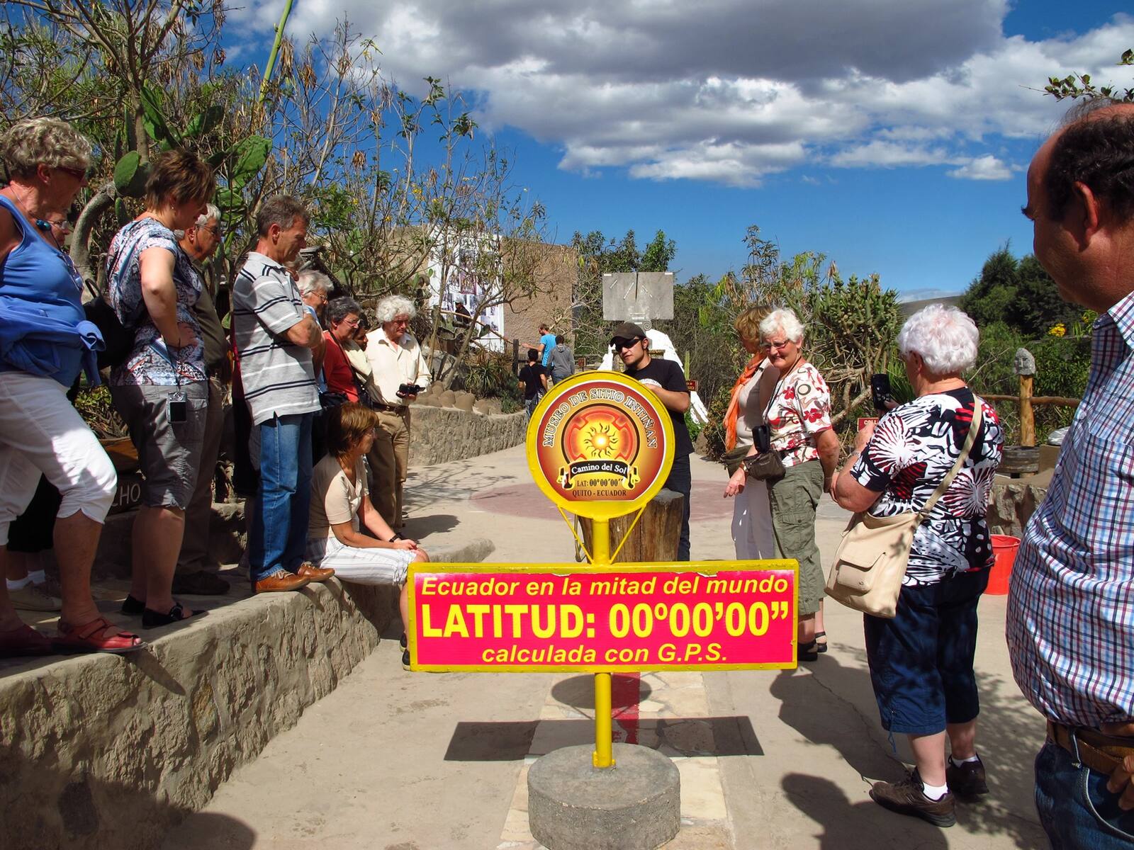 Los visitantes se reunieron alrededor del marcador de la latitud cero en el museo ecuatorial Intiñan, cerca de Quito