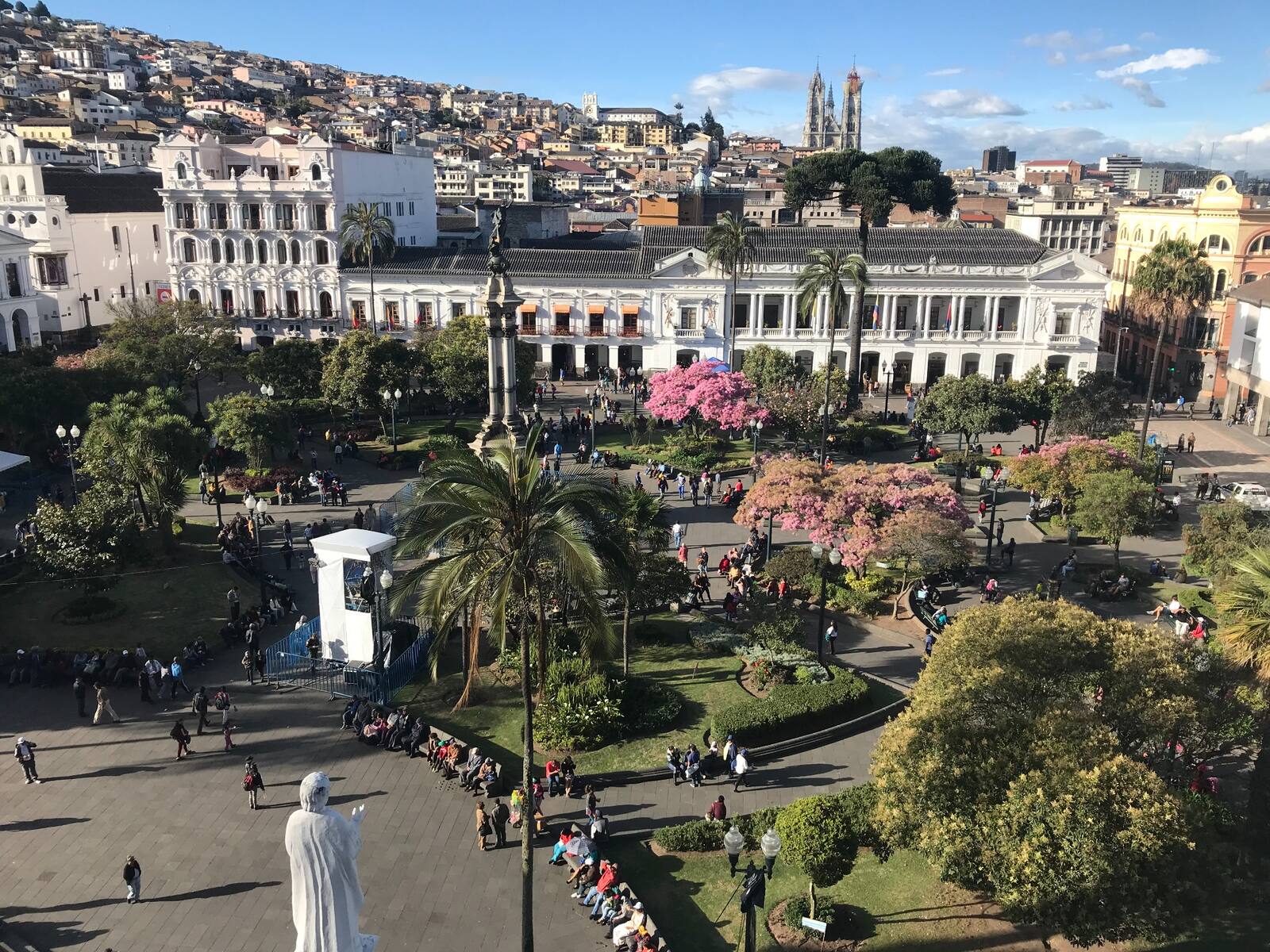 Vista panorámica del centro histórico de Quito, con su arquitectura colonial y sus barrios situados en las laderas