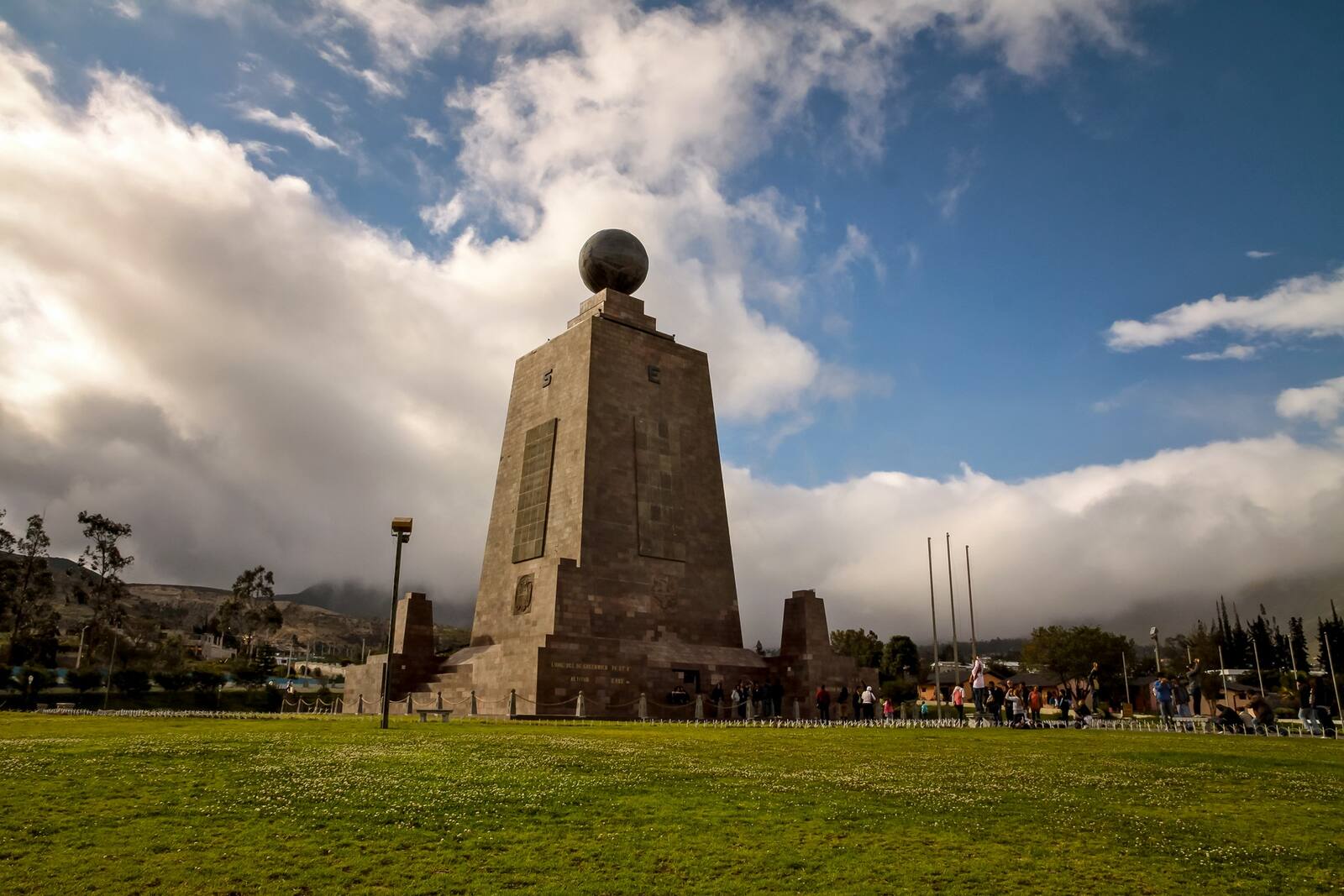 Monumento al Centro del Mundo bajo un espectacular cielo andino cerca de Quito, Ecuador