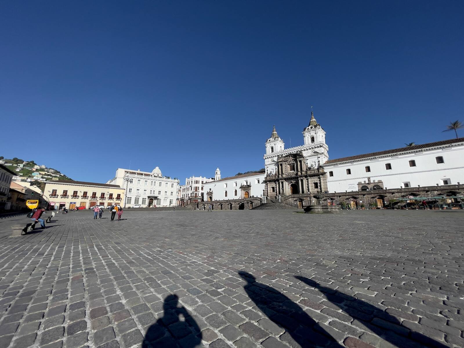 Vista panorámica de la Plaza de San Francisco y del complejo de iglesias coloniales blancas en Quito, Ecuador