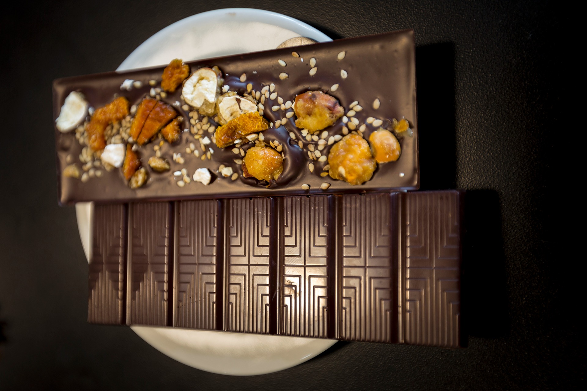 Artisanal Ecuadorian dark chocolate bars and decorated tasting pieces