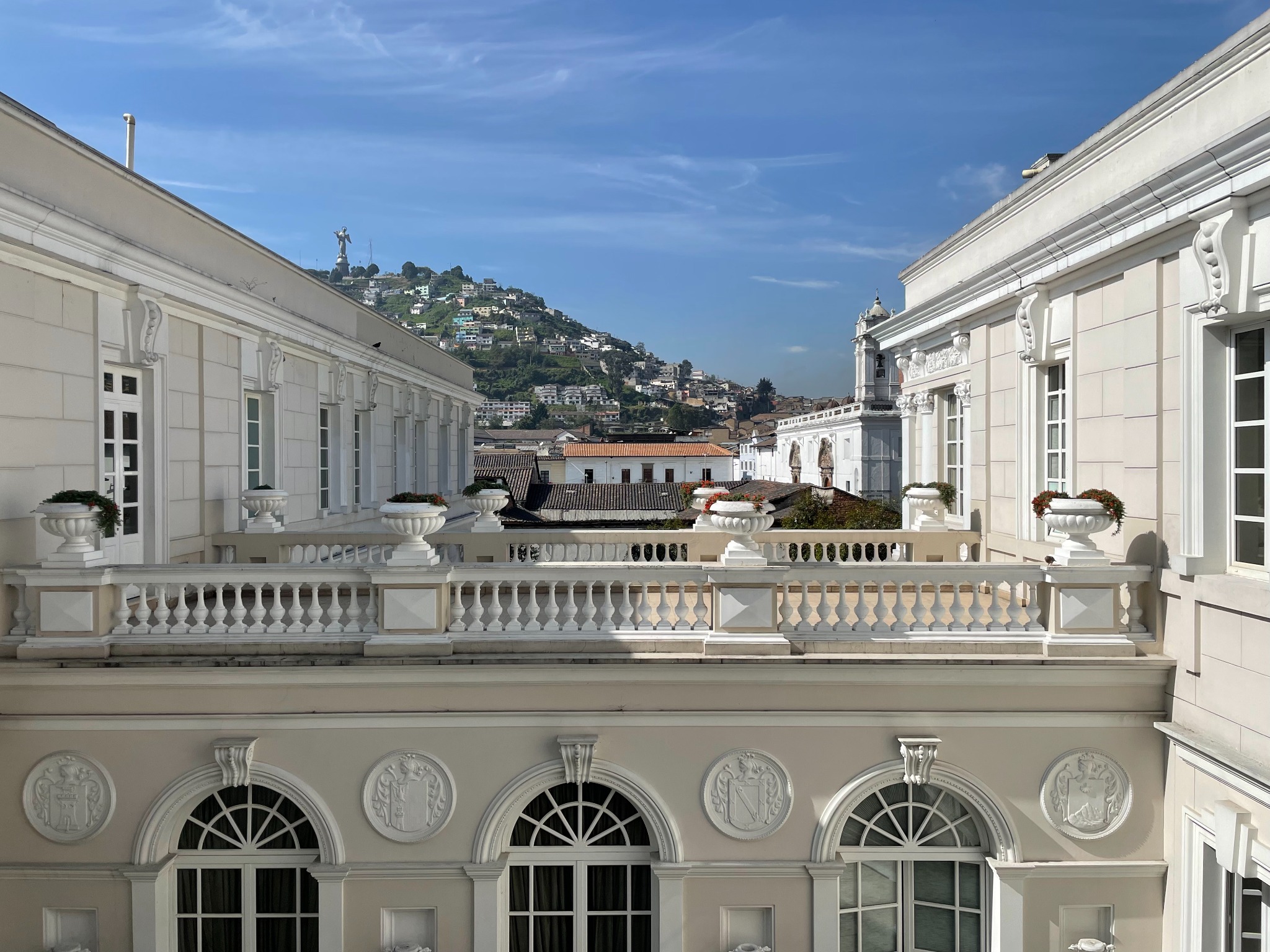 Arquitectura colonial en Quito con vista a las colinas y a El Panecillo