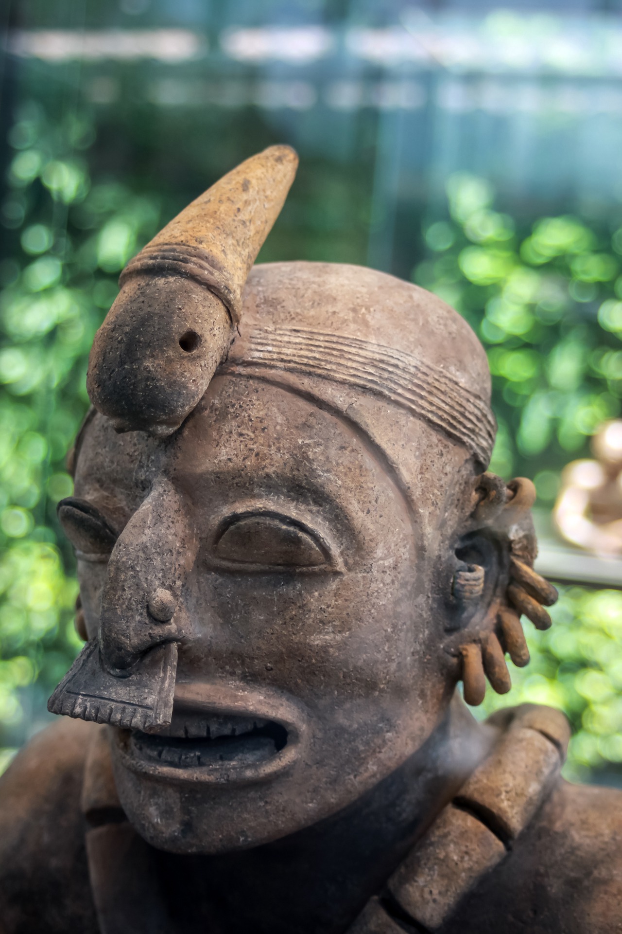 Figura de cerámica prehispánica expuesta durante la visita al museo Casa del Alabado en Quito