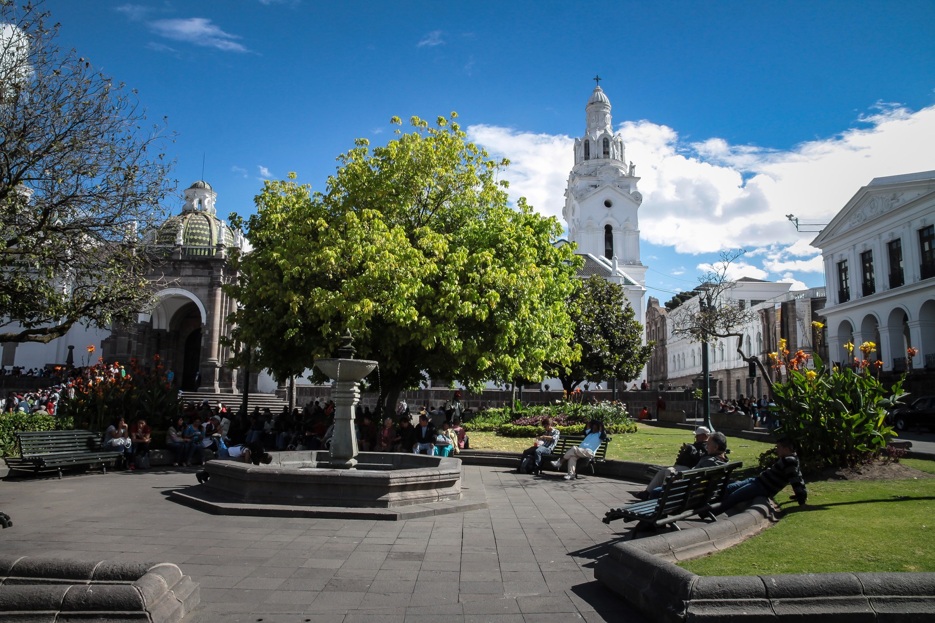 Plaza histórica y arquitectura de iglesias coloniales en Quito bajo un cielo azul brillante
