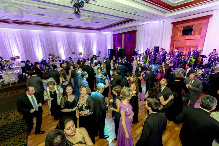 Invitados que se divierten en la pista de baile en un elegante banquete de boda