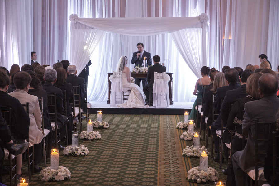 Elegante ceremonia de boda en interior coordinada por Samay Adventures