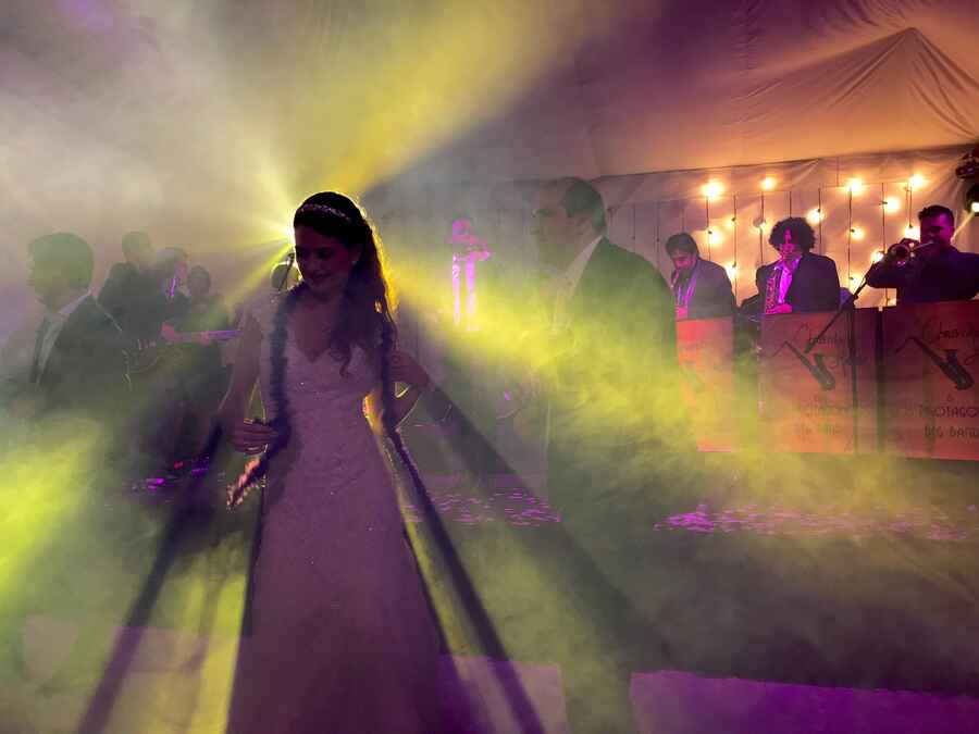 La novia bailando durante una recepción nocturna con música en vivo e iluminación espectacular